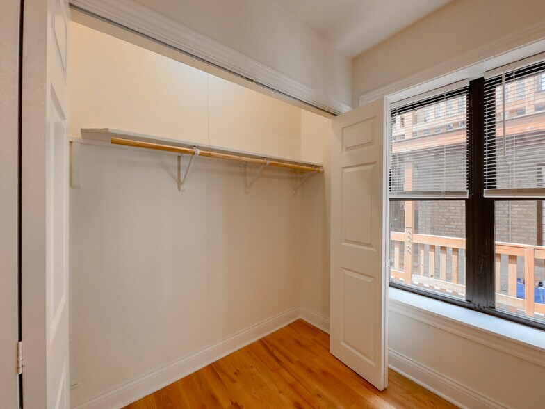 Building Photo - 826 W Cornelia Ave