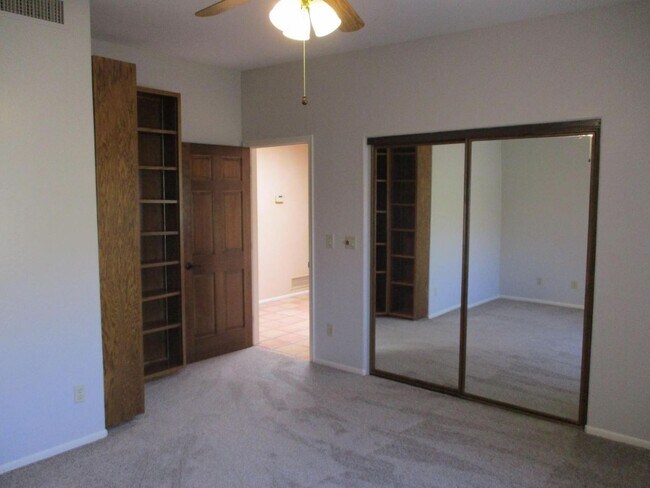 Building Photo - 4 bedroom 2.5 Bath