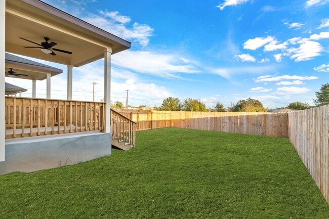 Building Photo - 3 Bedroom, 2.5 Bathroom Duplex in New Brau...