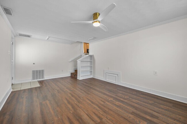 Building Photo - For Rent. 4 Bedrooms