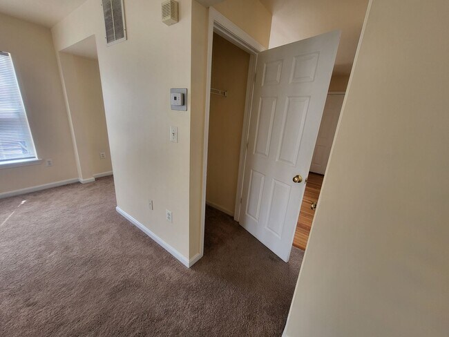 Building Photo - Beautiful modern 3bed/2.5ba townhouse!