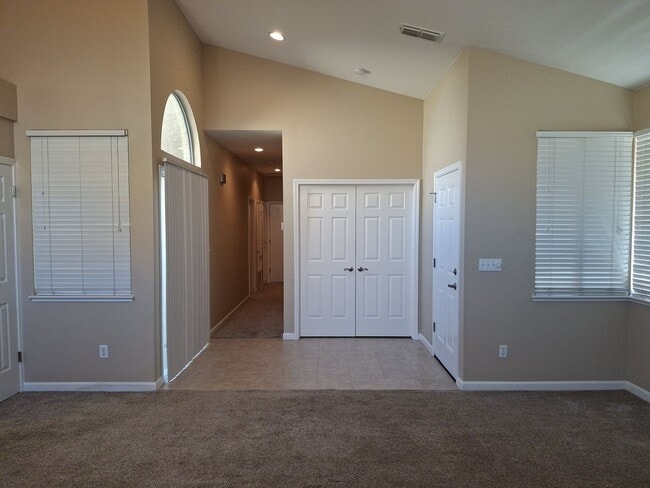 Building Photo - Central Roseville - Single Story 3 bedroom...