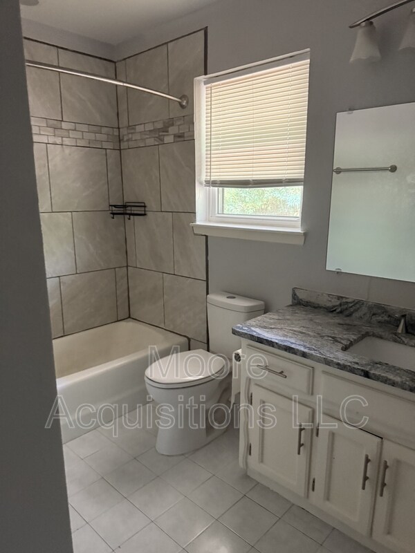 Building Photo - 3601 Oakwood Dr