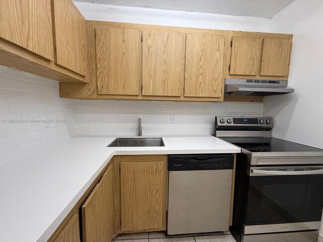 Building Photo - 1470 NE 123rd St