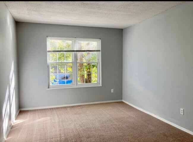 Building Photo - 970 N Spoede Rd
