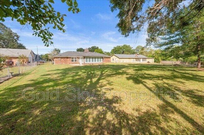 Building Photo - 210 Pine Grove Dr