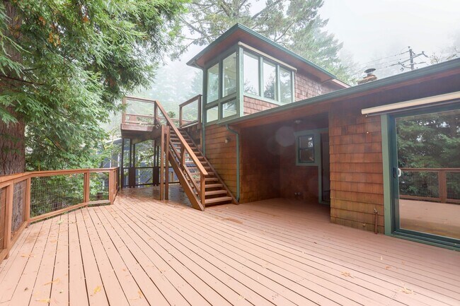 Building Photo - 3 Bed / 2 Bath Woodside home on large lot ...