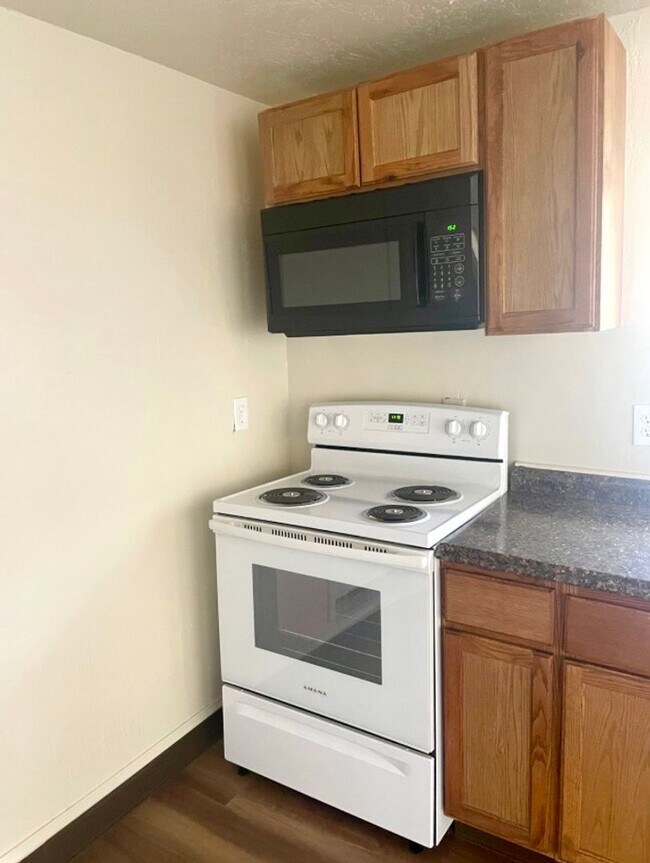 Building Photo - LARGE DOWNSTAIRS CORNER UNIT 2 BED 1 BATH ...