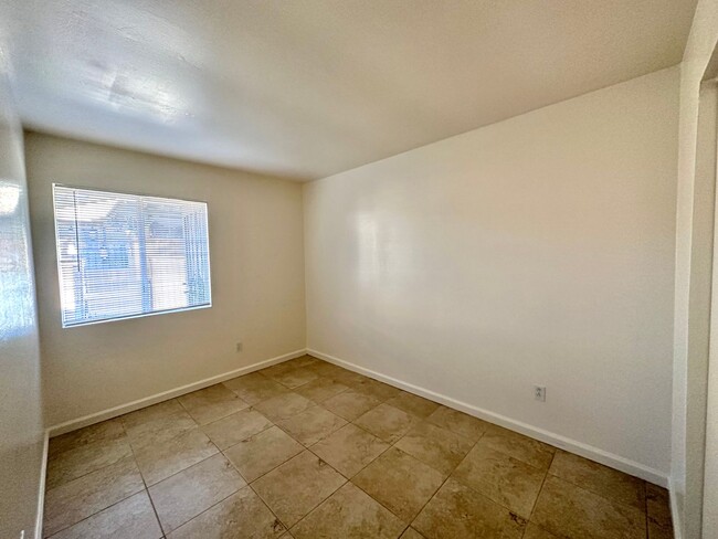 Building Photo - Great Condo in Santee! Private yard and de...