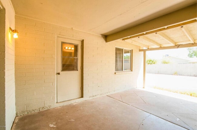 Building Photo - 1535 W Capri Ave