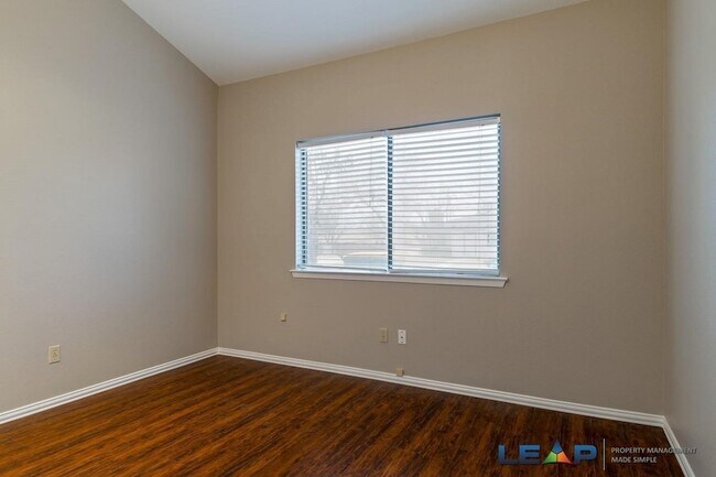 Building Photo - 565 Hunters Glen St