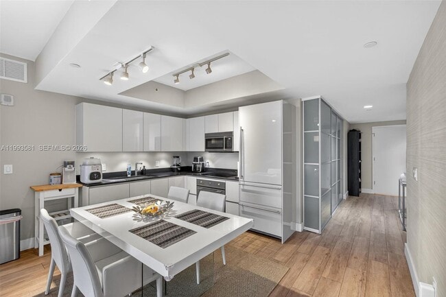 Building Photo - 1010 Brickell Ave