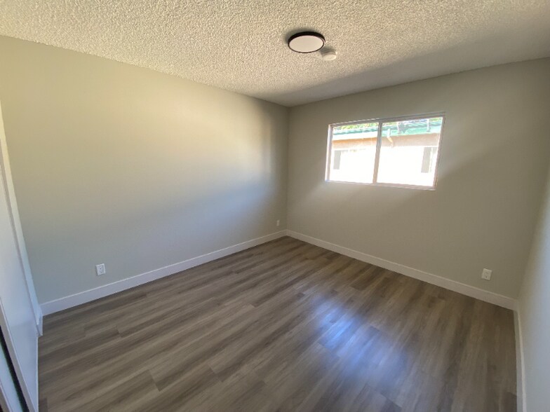 Building Photo - 1209 W 39th Pl