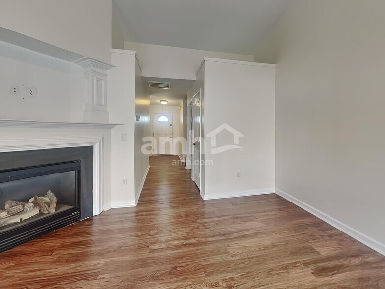 Building Photo - 32 Riverbed Dr