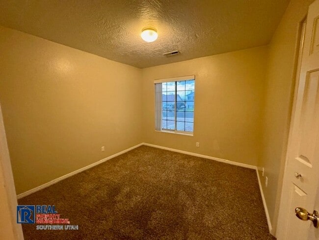 Building Photo - 4 Bedroom Home