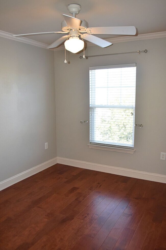 Building Photo - Freshly updated 3 Bedroom 2.5 Bath Townhouse 1 Car Garage available 3/1
