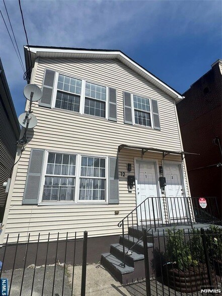 Building Photo - 12 Bayview Ave