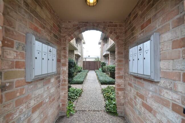 Building Photo - 5524 Beverly Hill St