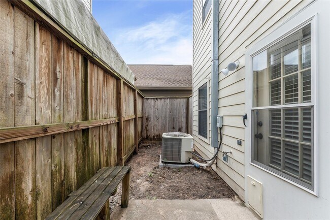 Building Photo - 8666 Meadowcroft Dr