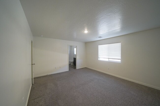 Building Photo - Spacious Townhome for Rent – Prime Location!