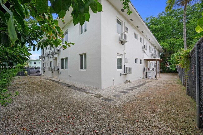 Building Photo - 520 NE 82nd Terrace