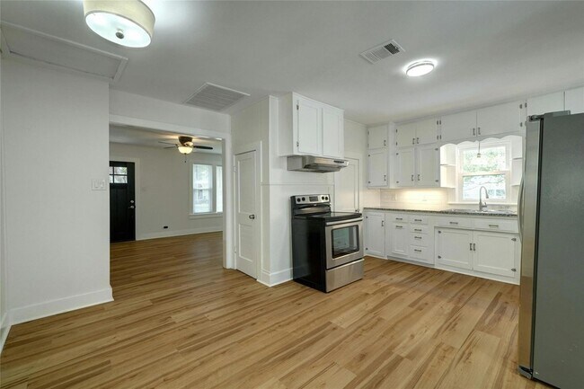 Building Photo - 1102 Hackberry St
