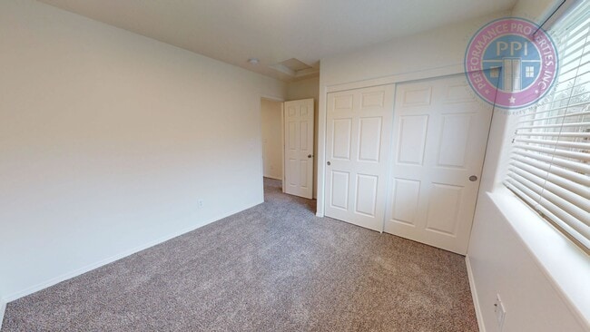 Building Photo - Two Level Cascadia Village Home with  Large Fenced Backyard ! Pet Welcome