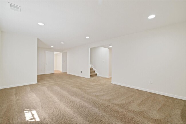 Building Photo - Amazing 4 bedroom, 3 bath home right by St...