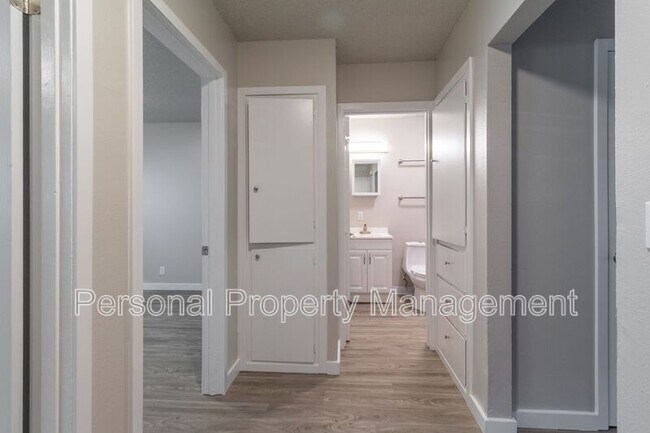 Building Photo - 1008 NE 86th St