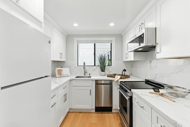 Building Photo - Beautifully Remodeled One-Bedroom Condo