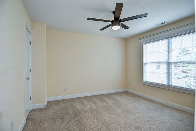Building Photo - MOVE IN READY! GORGEOUS HOME IN CHESAPEAKE!