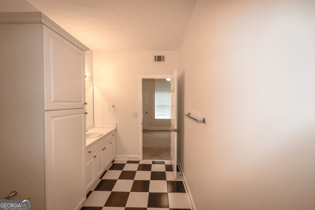 Building Photo - 37 Intown Pl