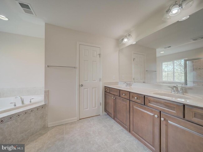 Building Photo - 45818 Winding Branch Terrace