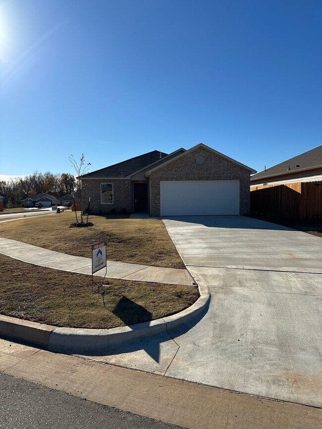 Building Photo - Pre-Leasing Now! Comfortable 3-Bedroom, 2-Bath Home in Shadow Valley