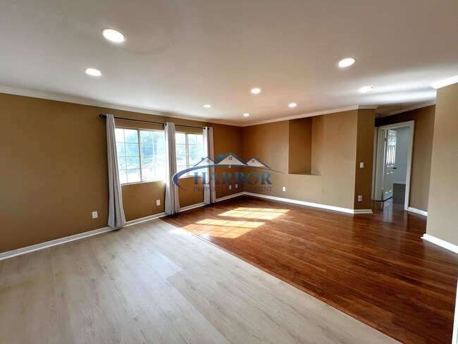 Building Photo - Charming Downey Duplex with Upgrades and Two-Car Garage