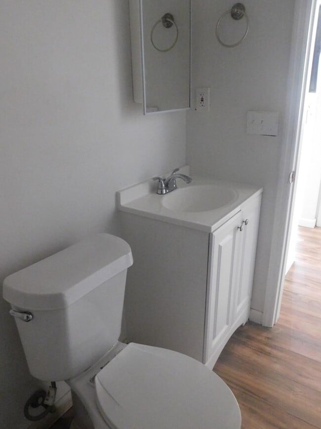 Building Photo - Completley Remodeled 2/1 in Longbranch!