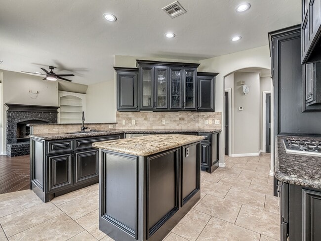 Building Photo - 8900 Belcaro Dr