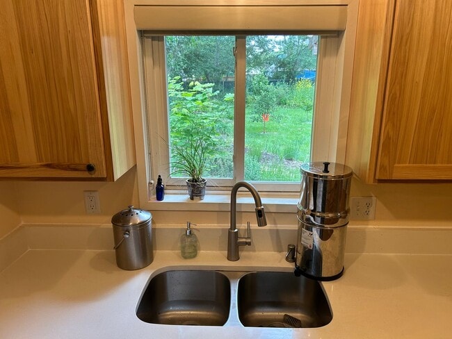 Building Photo - 3 Bedroom single level home w/garage AND free landscaping