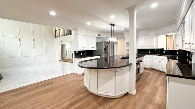 Building Photo - 372 Robbins Dr