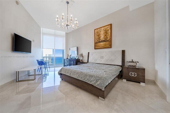 Building Photo - 15811 Collins Ave