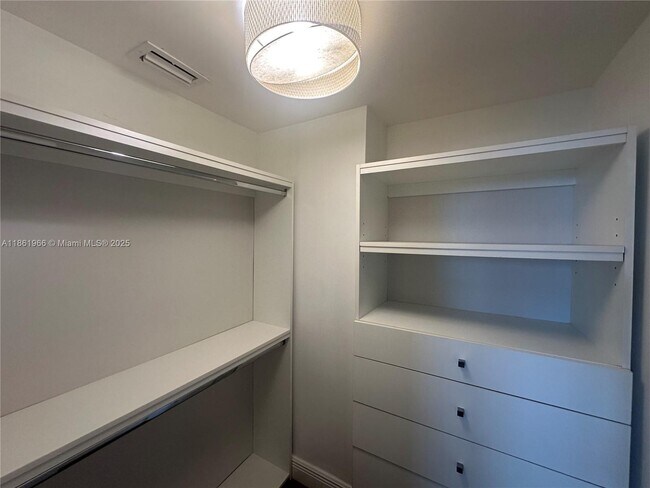 Building Photo - 1121 Crandon Blvd