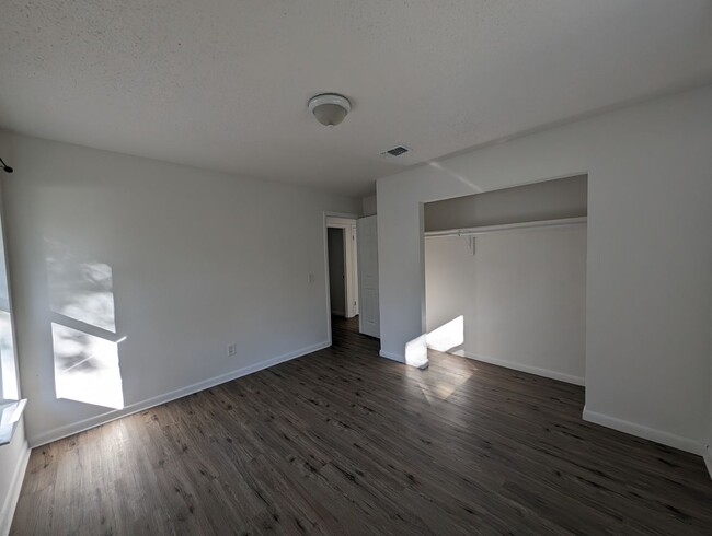 Building Photo - Crystal River 3/1 Duplex Available Near Wa...