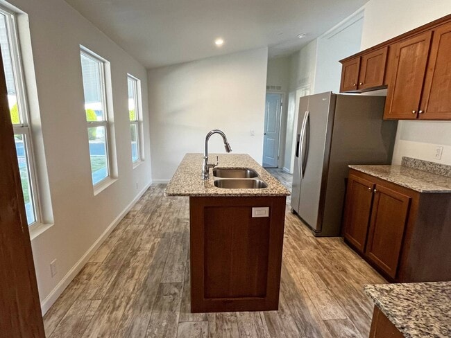 Building Photo - 21100 State St