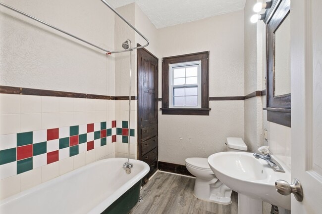 Building Photo - RENTAL PENDING