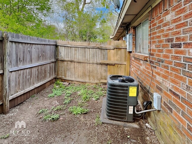 Building Photo - 1303 1/2 Berry Dr Apt A