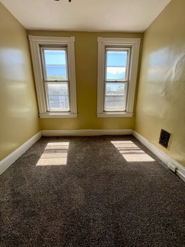 Building Photo - Stunning 3-Bedroom Townhome in Carroll Park! Available NOW!