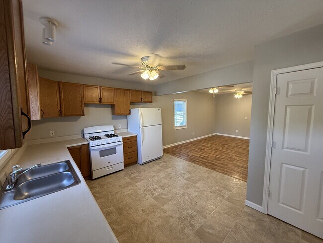 Building Photo - Westside 3 Bedroom Upper Apartment