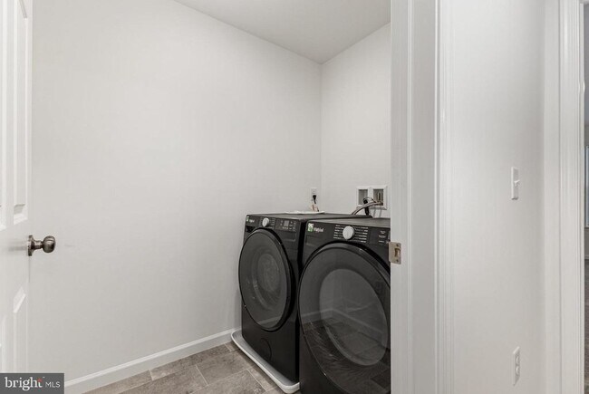 Building Photo - 7841 Briarwood Dr