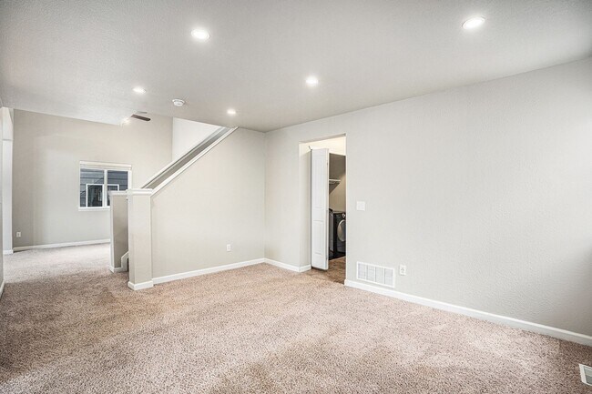 Building Photo - Spacious 4-Bedroom Home with Gourmet Kitch...
