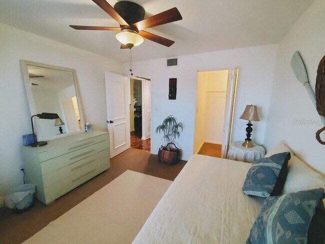 Building Photo - 106 1st St E